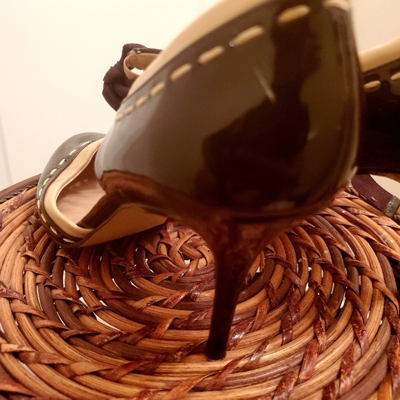 Brown round toe patent leather heels - Picture 3 of 5